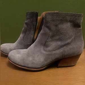 Love SOFT and COMFORTABLE booties. They go with anything!